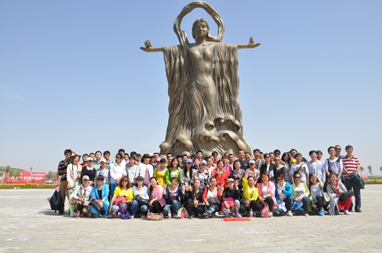 公司所有员工在黄河女神像下拍照留念